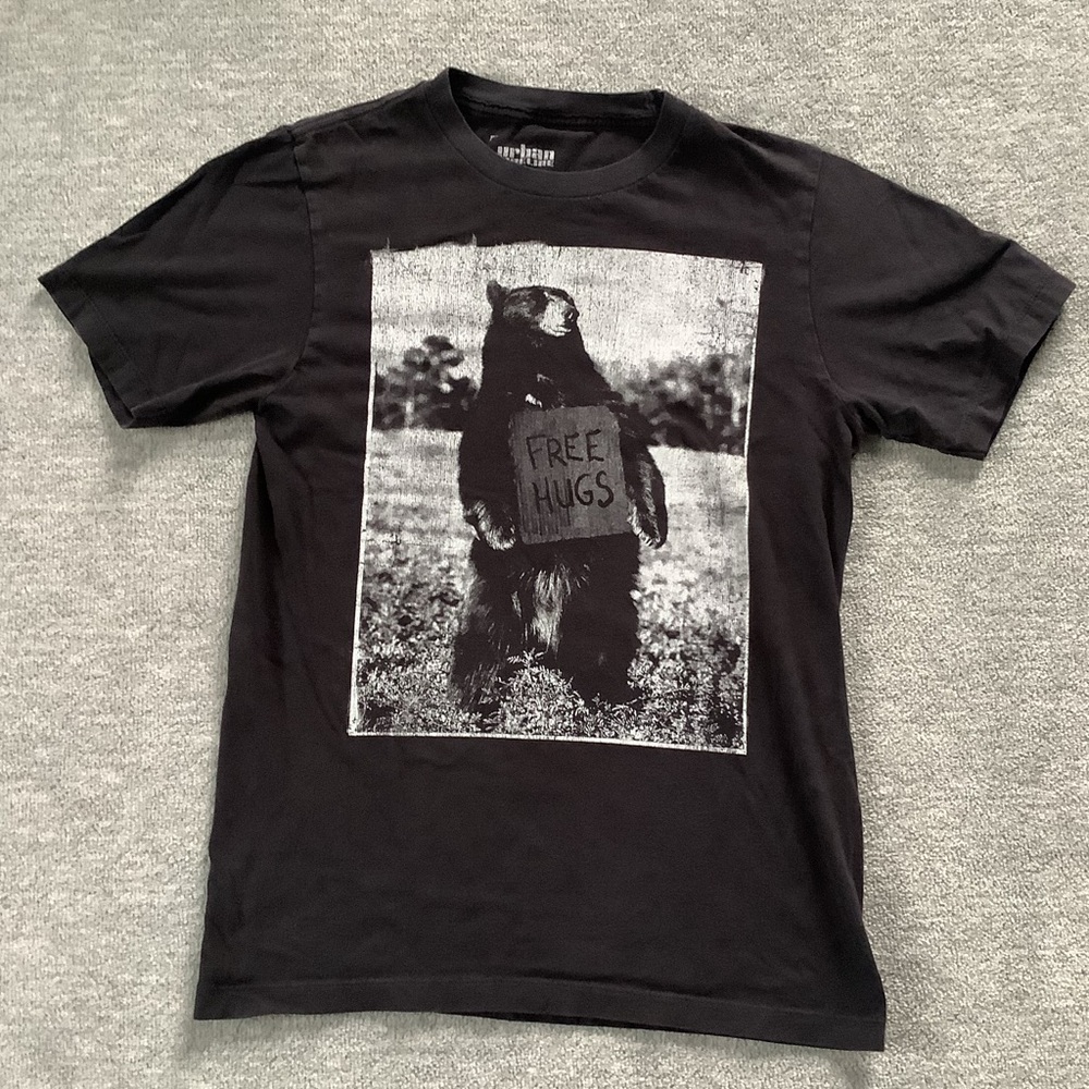 Urban Pipeline Black Bear “Free Hugs” Graphic Tee Sz. S
